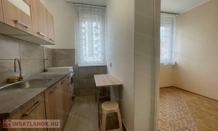 Eladó Szolnokon a Szántó krt.-on 2.emeleti felújított 50 nm-es lakás