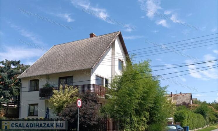 Eladó településközponti, kivételes adottságú családi ház Alsóörsön                                 