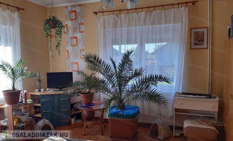 Jászjákóhalmán 85 nm-es 2 szobás, jó állapotban lévő családi ház eladó                                 