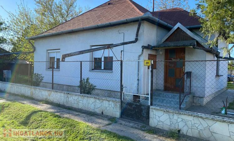 Tiszaföldváron felújított családi ház eladó