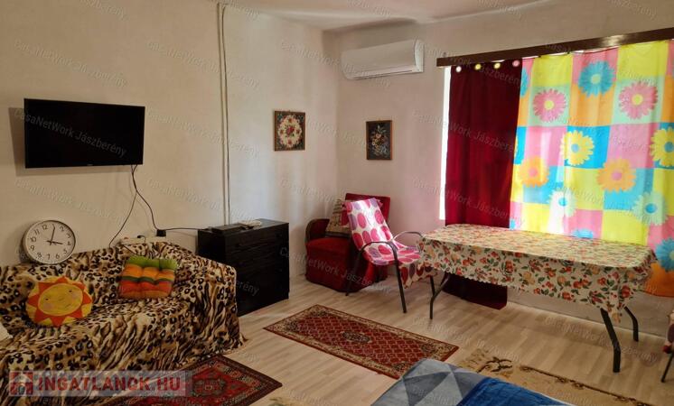 Jászkíséren 352 nm-es telken, 56 nm-es, 2 szobás családi ház eladó