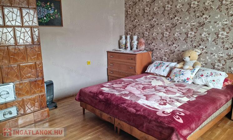 ELADÓ BÚTOROZOTT TÉGLALAKÁS DEVECSER KÖZPONTJÁBAN