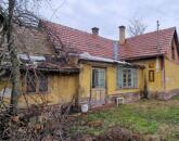 Két utcára nyíló telek két épülettel eladó Cegléden!