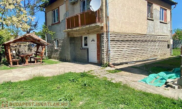 Alattyánon eladó, egy 104 nm-es felújítandó családi ház!                                 