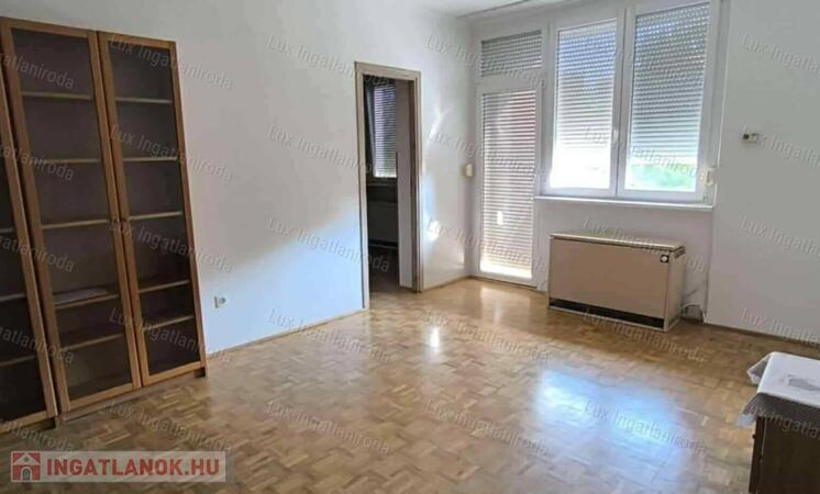 Komáromi, központi elhelyezkedésű, 2. emeleti 53 m-es lakás eladó!
