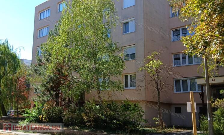 Erkélyes lakás szigetelt házban