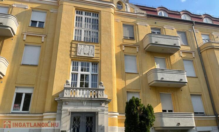 3 szobás lakás az Árpád-házban saját autóbeállóval eladó!