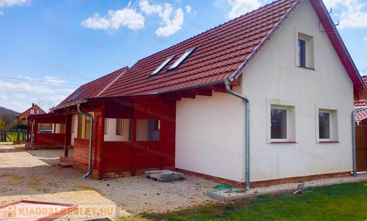 Kővágóörsön kiadó ikerházrész                                 
