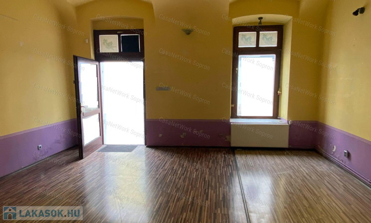 Sopronban utcafronti lakás eladó (legutóbb üzletként fukcionált)                                 