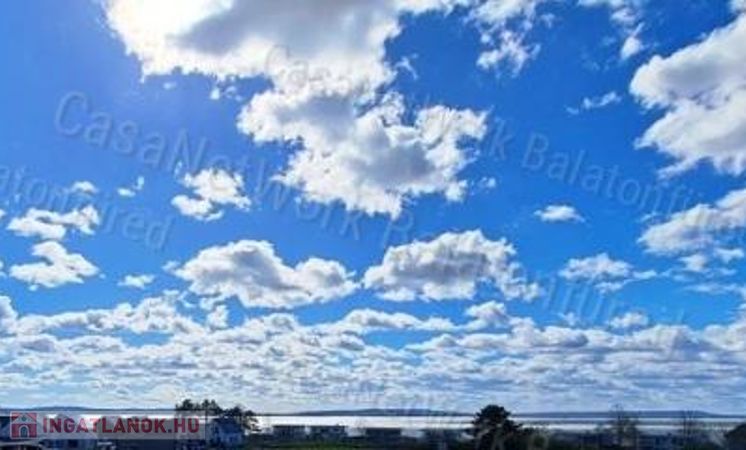 LUXUS-KÉNYELEM-MINŐSÉG, A BALATON PANORÁMÁJÁVAL FŰSZEREZVE