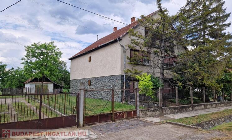 Jászkiséren 231 nm-es 2 szintes 5 szobás felújítandó családi ház eladó                                 