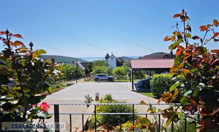 Balatoni panorámás korszerű családi ház eladó Felsőörsön                                 