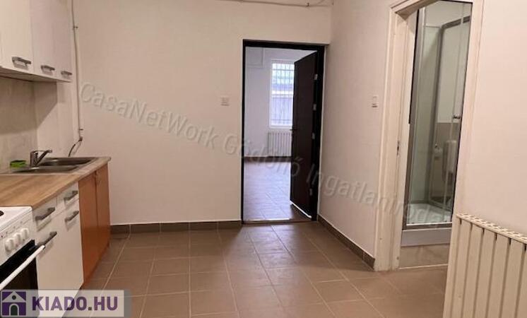 Csendes helyen, zárt parkolóval                                 