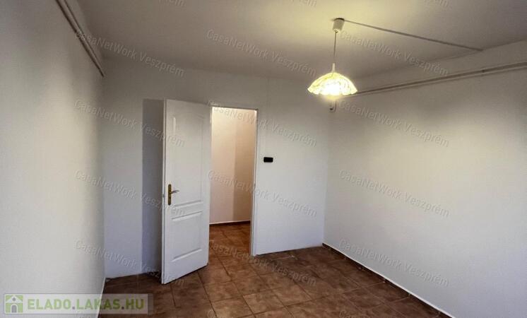 Eladó panellakás Hajmáskéren                                 