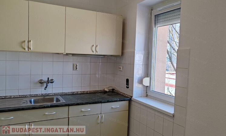 Szolnokon belvárosi felújított garzon, szigetelt házban eladó!                                 