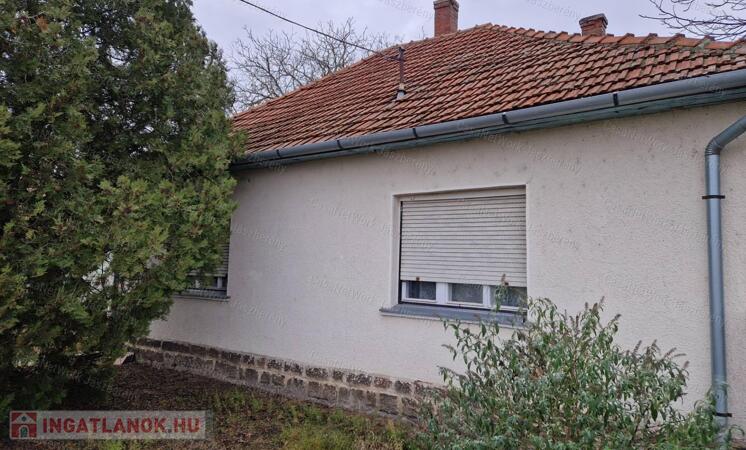 Jásziványban, 92 nm-es, 3 szobás, felújítandó családi ház eladó