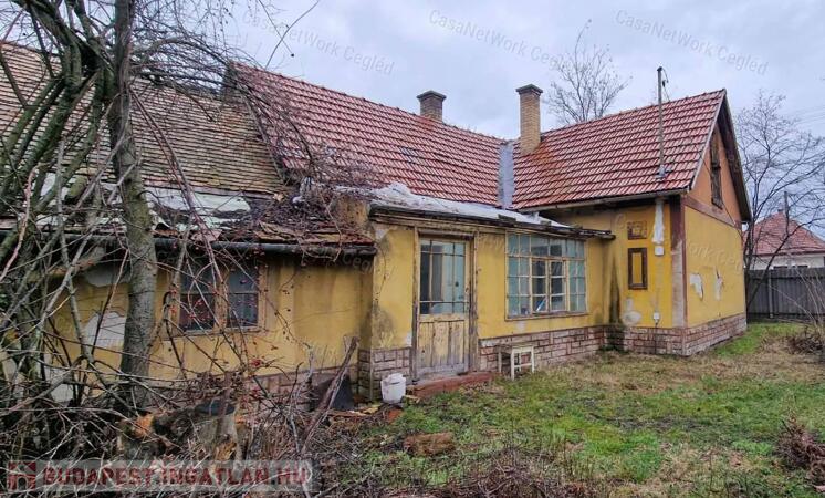 Két utcára nyíló telek két épülettel eladó Cegléden!                                 
