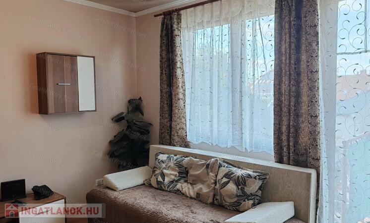 Szolnok belvárosában, 3. emeleti, 1+félszobás társasházi lakás eladó!