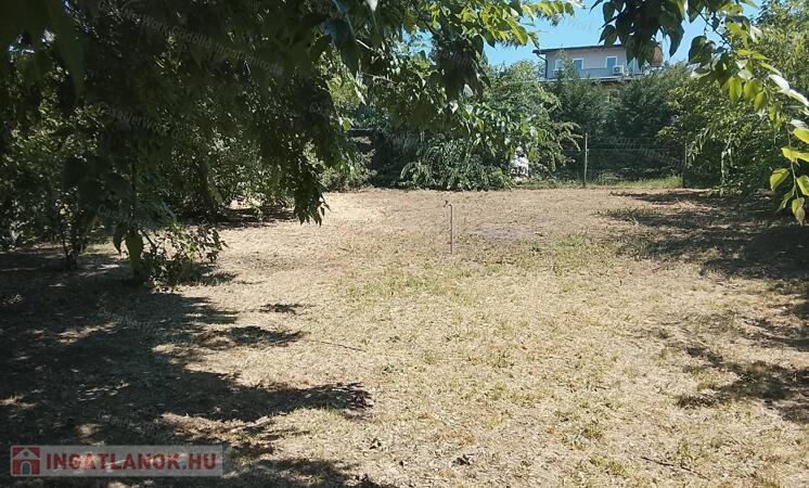 Panorámás telek hétvégi házzal lakóövezetben