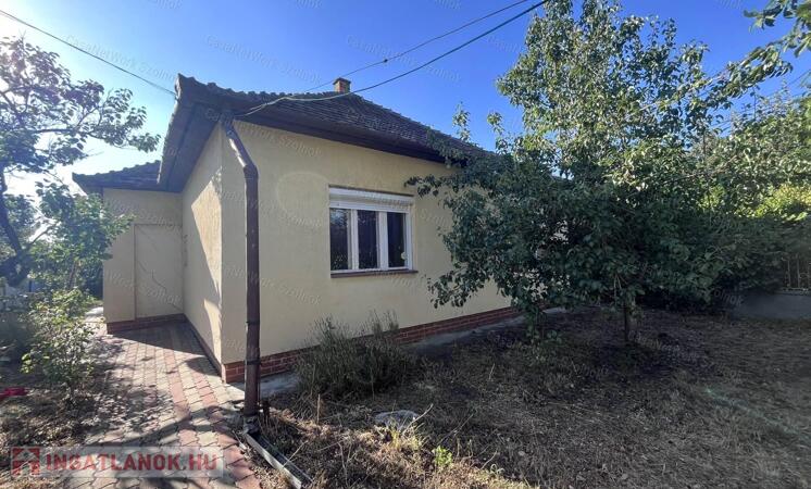 Eladó 4 szobás családi ház, sarki telken, garázzsal Szolnokon