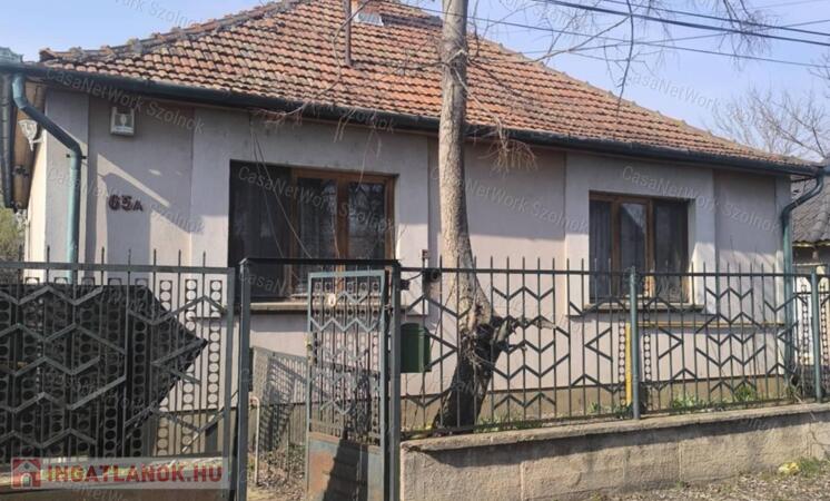 Szolnok Korház mögötti részen Eladó családi ház