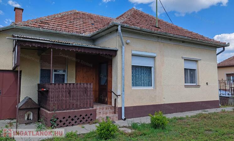 Tiszajenő központi részén 2szobás családi ház eladó!