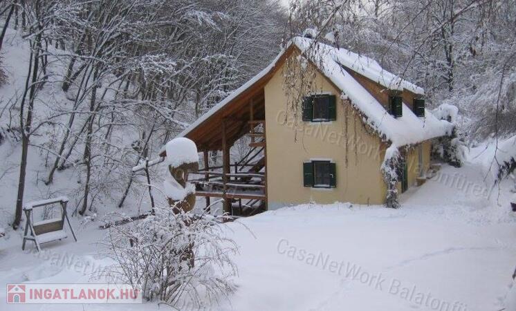 Ősfás birtok saját patakkal az erdő, a Nemzeti Park közepén