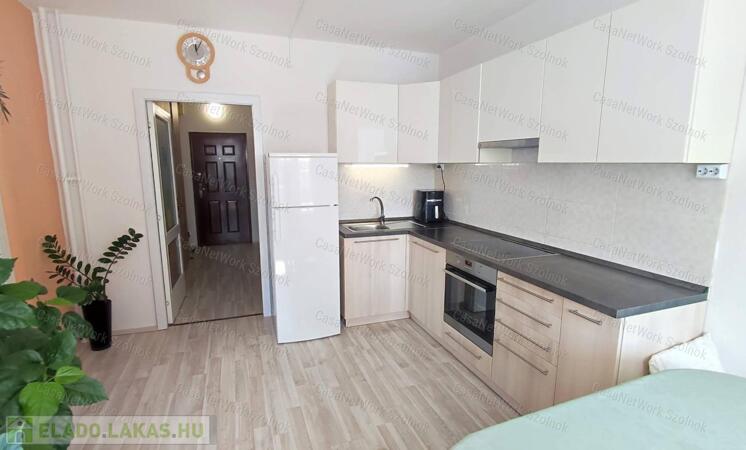 Eladó 3 szobás, 2. emeleti, felújított lakás Szolnokon                                 