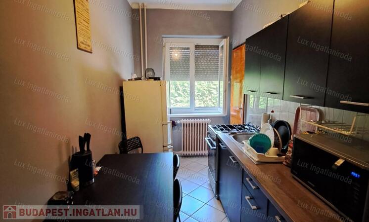 Oroszlány központi részén, eladó 1. emeleti 1 szobás öszkomfortos lakás.                                 