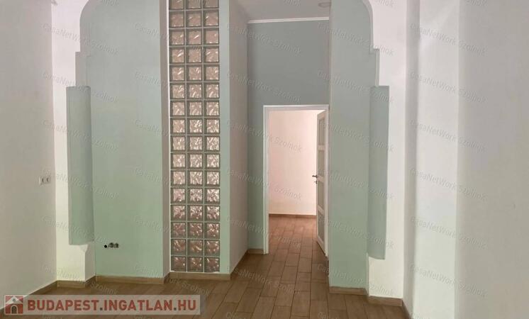 Szolnokon a Szapáry úton üzlethelyiség kiadó                                 