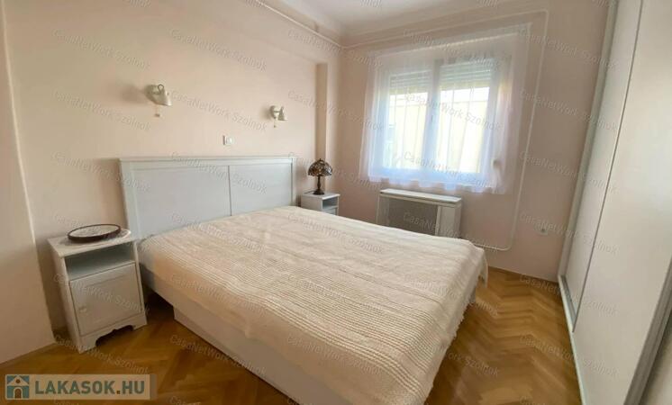 Szolnokon a Kossuth téren felújított 2 szobás lakás eladó!                                 