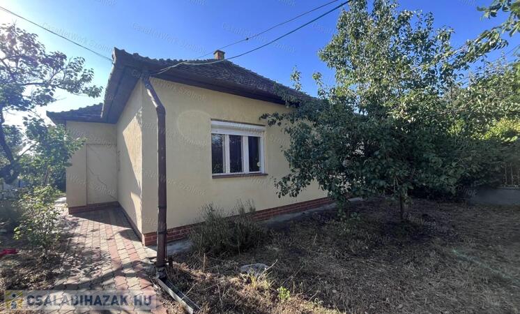 Eladó 4 szobás családi ház, sarki telken, garázzsal Szolnokon                                 