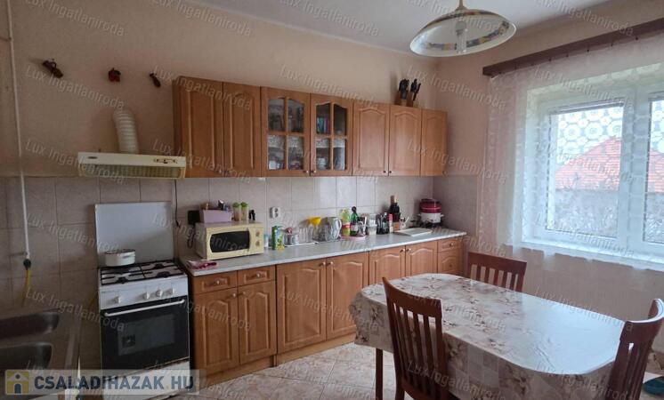 Eladó családi ház Oroszlány kedvelt részén, a Borbála városrészben!                                 