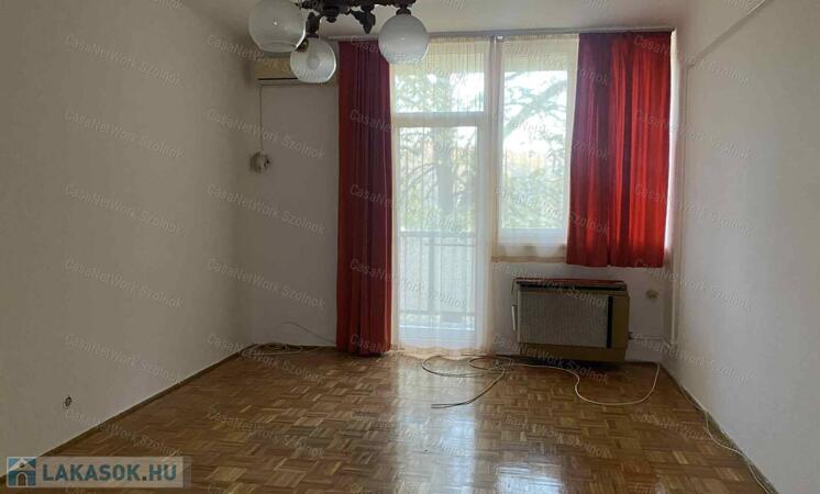 Szolnokon a Várkonyi téren 1 emeleti 2 szobás lakás eladó!                                 