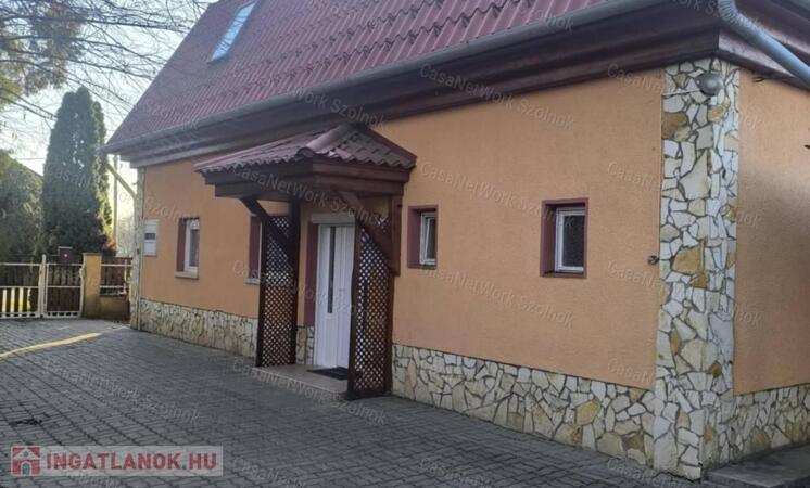 Tiszaföldváron 2 szintes családi ház rendezett udvarral eladó