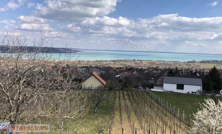 Lélegzetelállító panorámával nyaraló eladó Balatonalmádiban!                                 