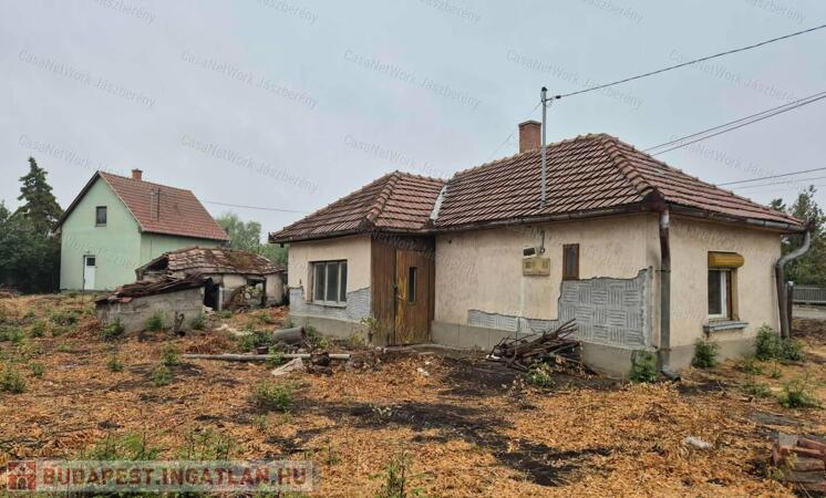 Jászárokszálláson erősen felújítandó családi ház eladó!                                 