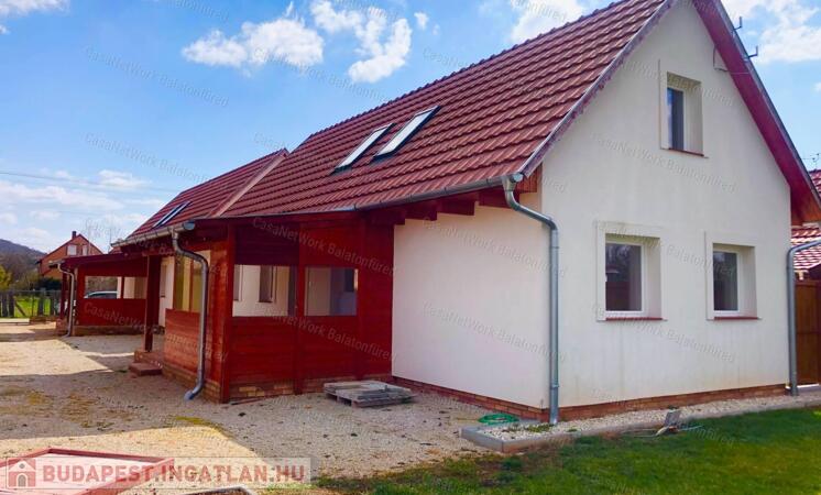 Kővágóörsön kiadó ikerházrész                                 