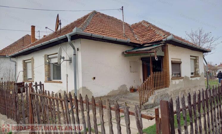 Alattyánon eladó egy 90 nm-es 3 szobás családi ház                                 