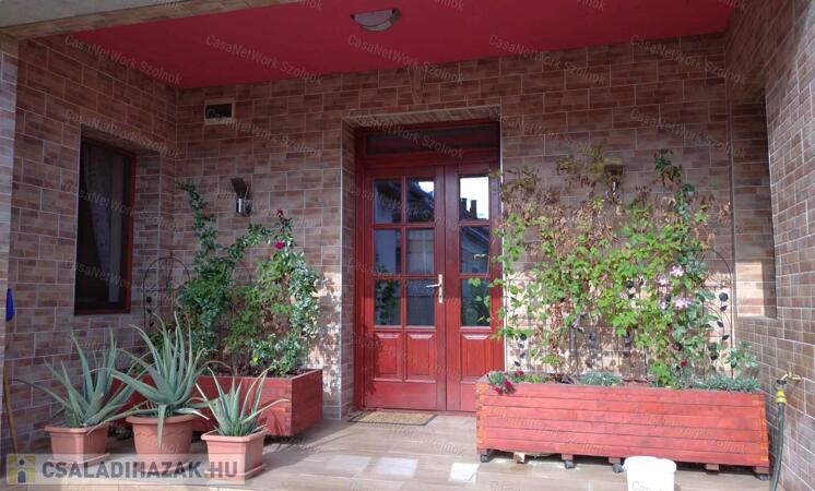 Martfűn eladó kiváló állapotú kertes családi ház!                                 