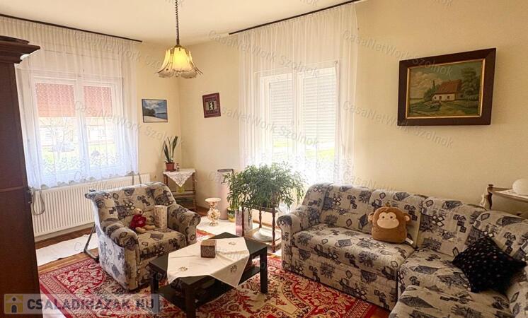 Újszász központjában eladó családi ház!                                 