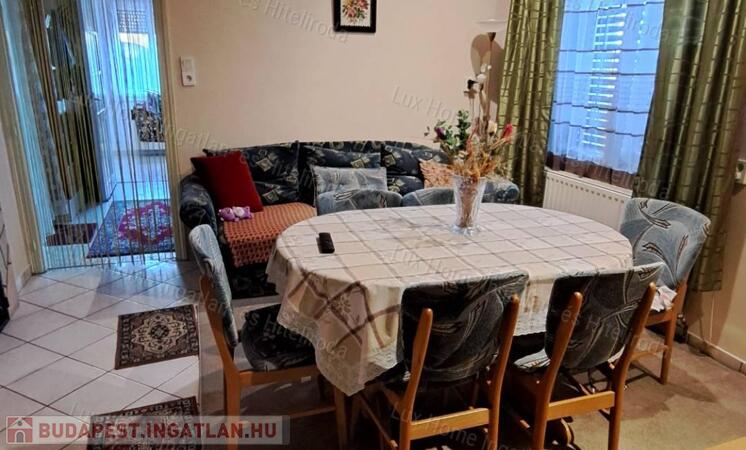 Eladó Oroszlányon 2 szoba +nappalis, kétszintes ház  872 m²-es telken                                 