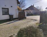 Eladó üzlethelyiség, garázzsal, lakóházzal Szandaszőlősön