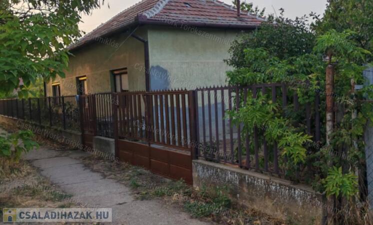 Eladó háromszobás családi ház Kengyel központjában!                                 