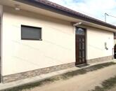 Újszerű családi ház teljes berendezéssel