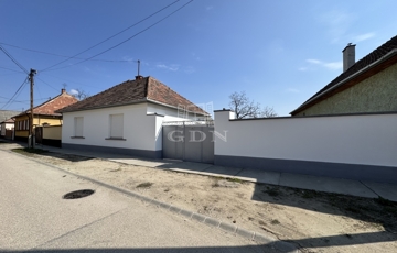 Eladó családi ház