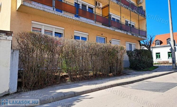 Központban, földszinten-eladó LAKÁS BALATONFÜREDEN                                 