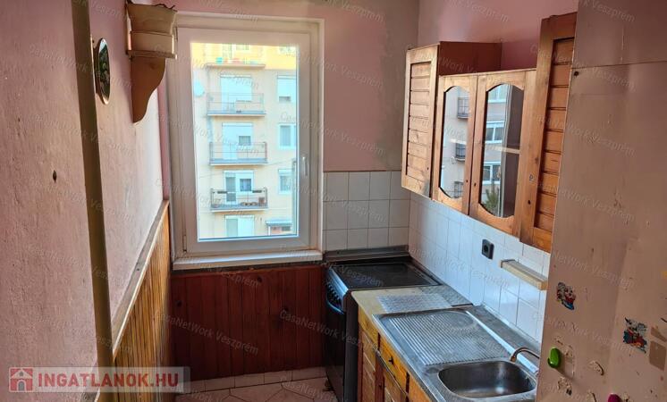Hajmáskéren aJókai lakótelepen 2 szobás felújítandó lakás (alkuképes)