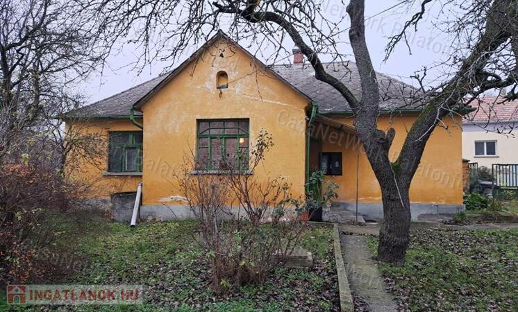 Kedvező áron és lokációban eladó CSALÁDI HÁZ KÖVESKÁLON