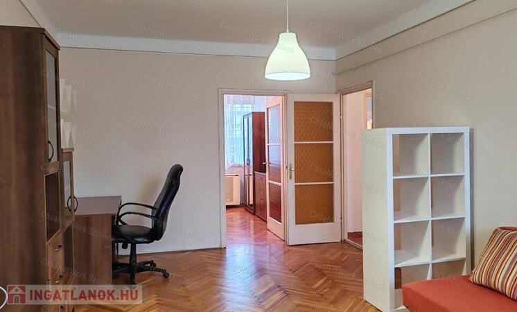 Szolnokon belvárosközeli kétszobás, földszinti lakás kiadó!